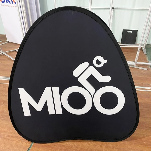 Зашто троугласти искачући банери постају најефикаснији алат за оглашавање на отвореном за догађаје и промоције